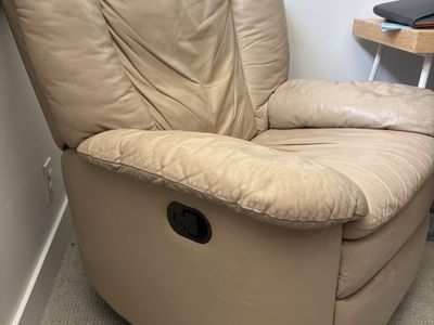 La-Z-Boy Beige Leather Recliner - Comfortable & Durable