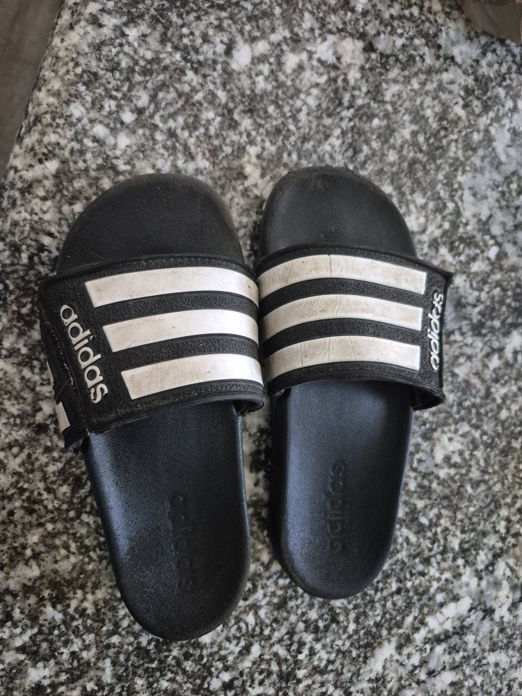 addias sandals youth size 4 10-14 yr old