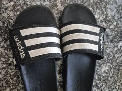 addias sandals youth size 4 10-14 yr old
