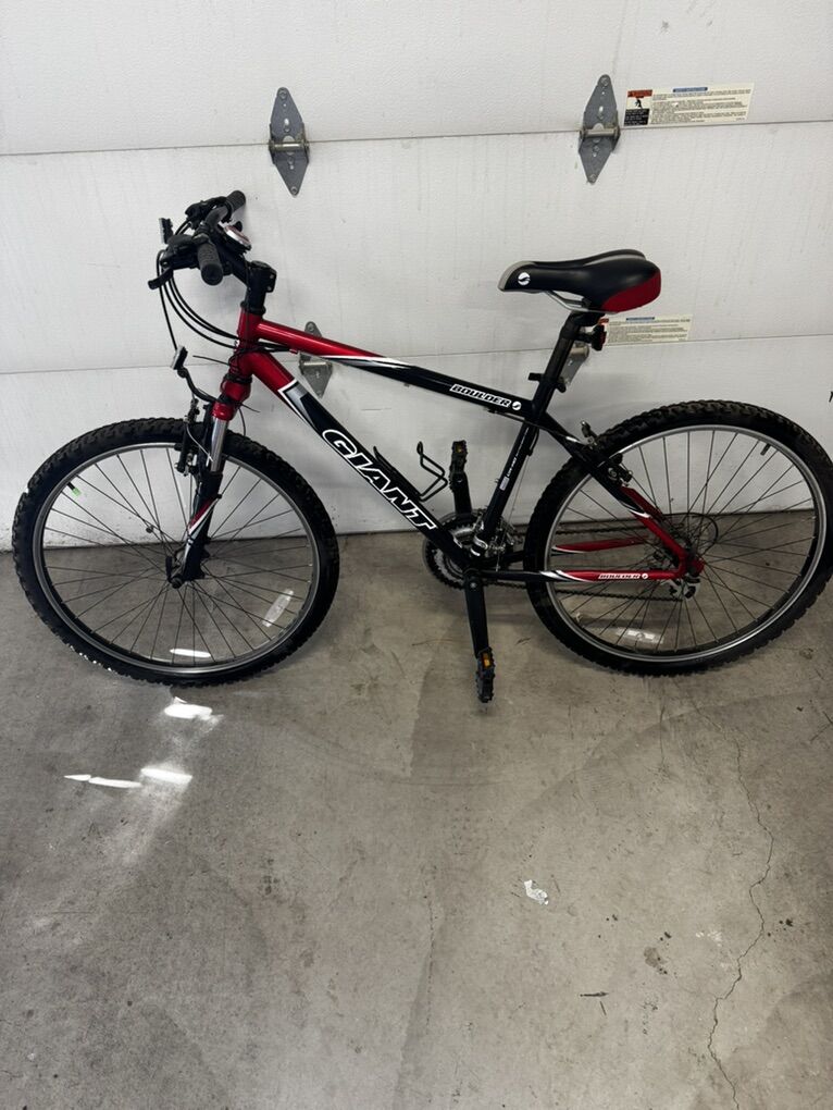 Giant Boulder SE Mountain Bike