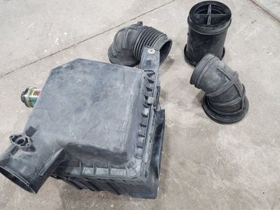 05' Dodge Ram Cummins, OEM Engine Air Filter Cleaner Box Housing Assembly with Intake Hoses. Dusty from storage but in like new!