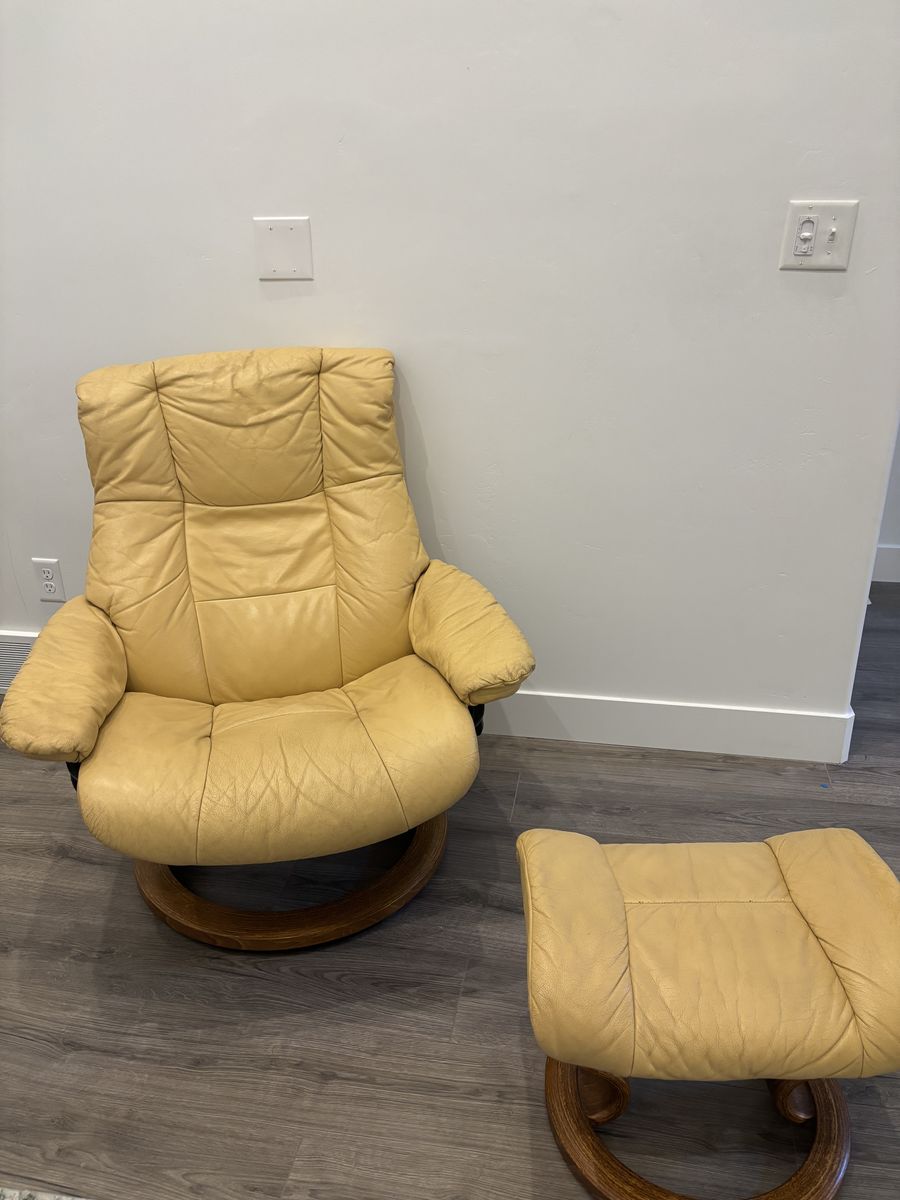 Ottoman - Reclining w/ base