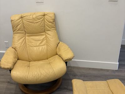 Ottoman - Reclining w/ base