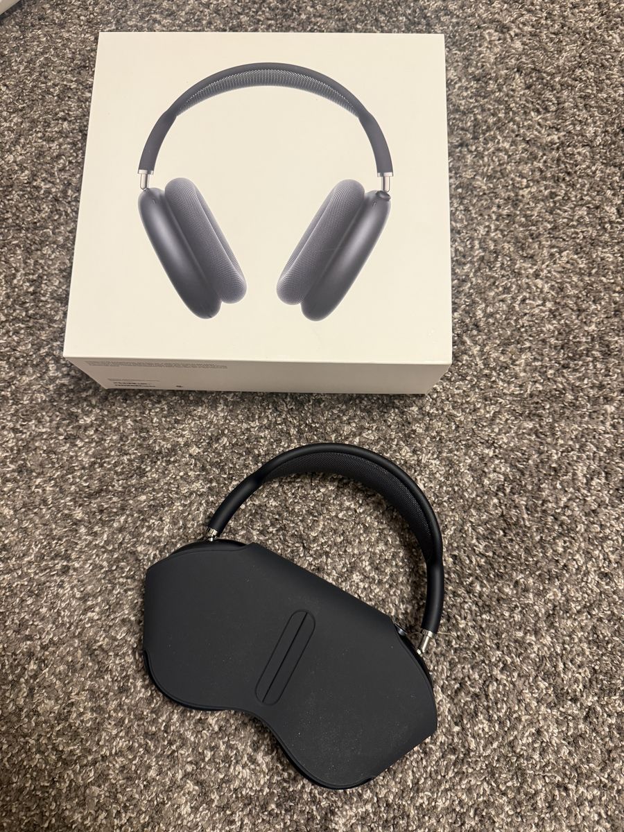 Apple AirPods Max Space Gray Wireless Over-Ear Headphones with Case 