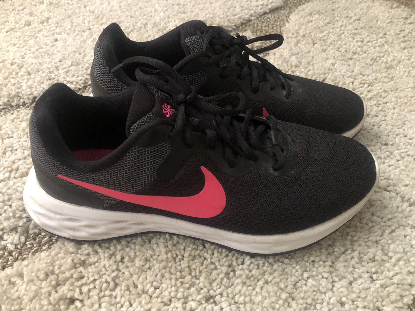 Womens Size 7.5 Nike Shoes