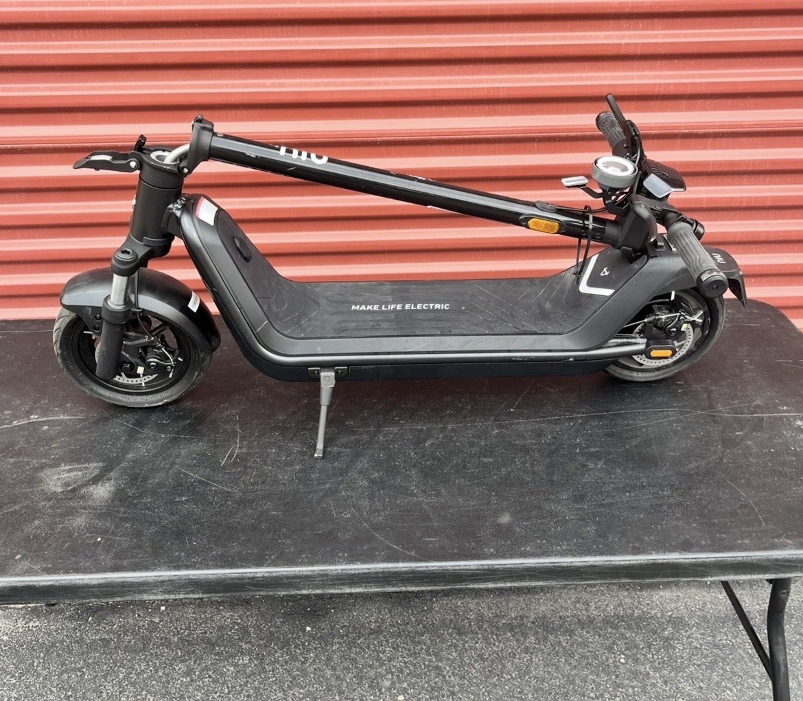 Like New NIU KQI 300 P Electric Scooter