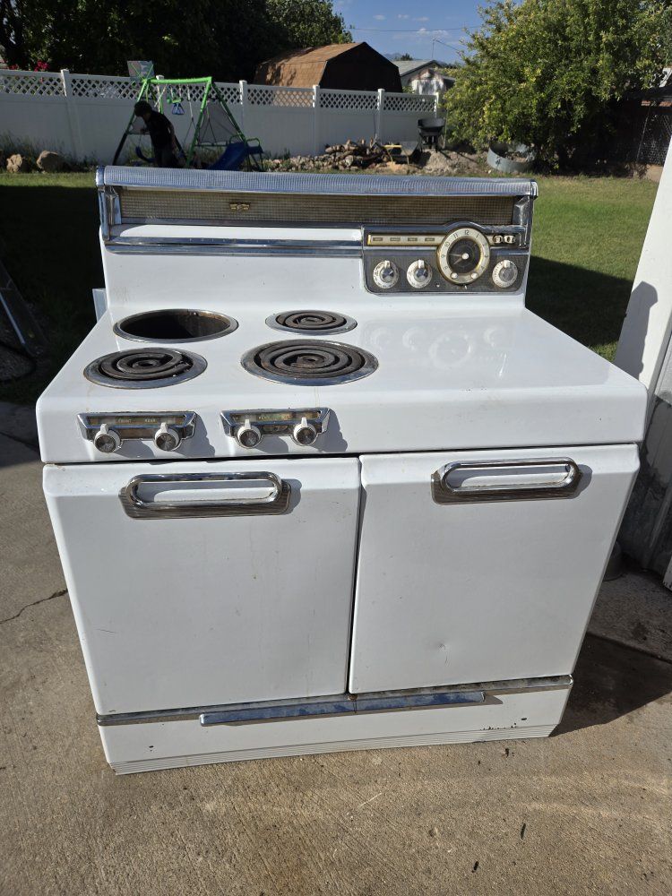 Vintage Frigidaire Wonder-Oven Electric Range Stove - Classic White, 4-Burner, Mid-Century Appliance