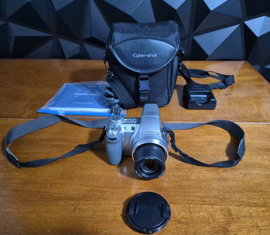 Sony Cyber-Shot DSC-H2, Digital Still Camera, 6.0 Megapixel, 12x Optical, 2x Digital Zoom Lens, 2.0" LCD Screen
Batteries, Charg