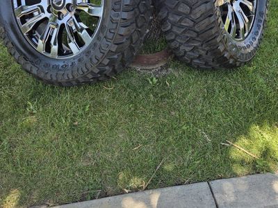 2 33×12.50R20LT NISSAN TITAN RIMS AND 2IRES