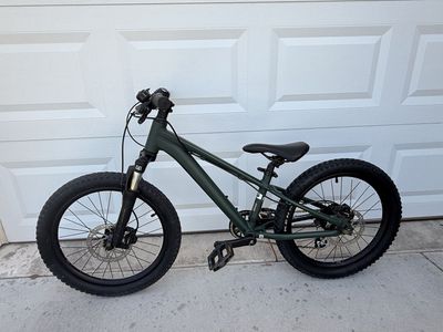 Giant STP 20-inch kids mountain bike with disc brakes and front suspension. It is in excellent condition.