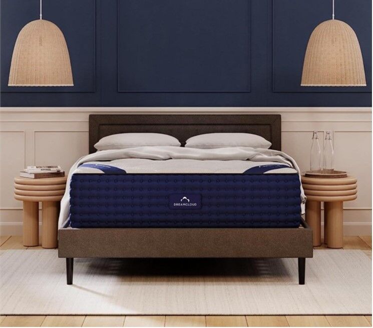 Dream Cloud Queen 14 gel mattress  NEW