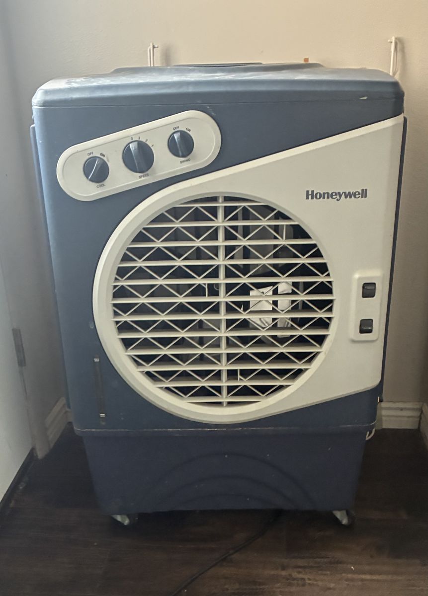 Portable swamp cooler