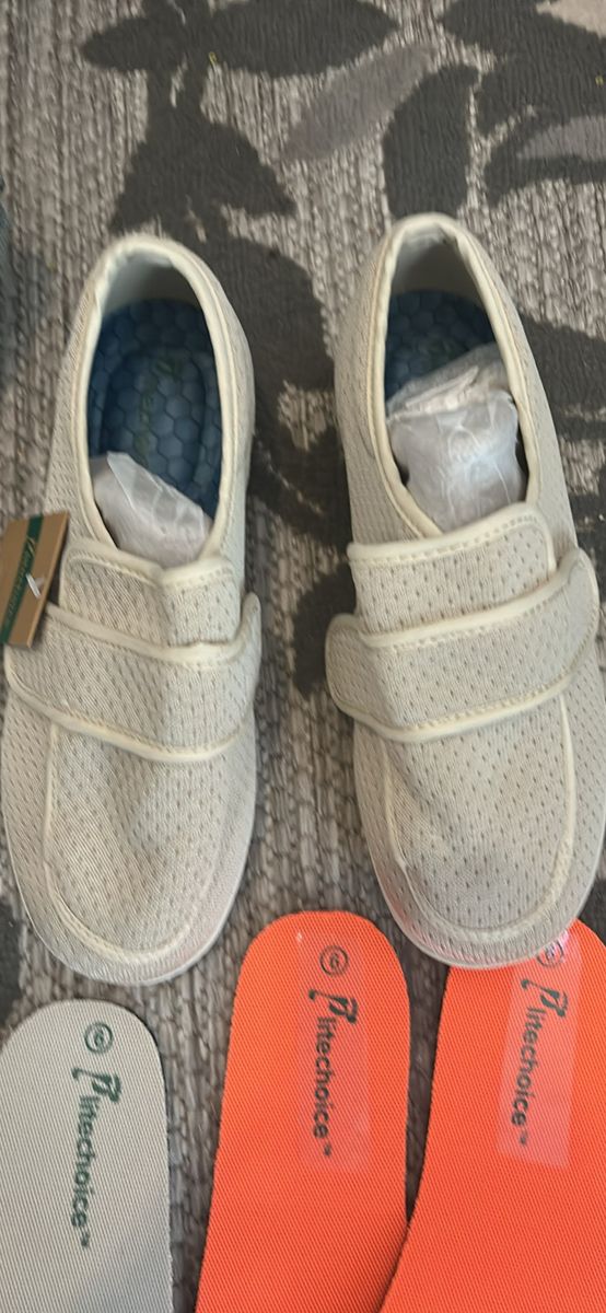 Women’s Size 6, Wide Diabetic Shoes New $20