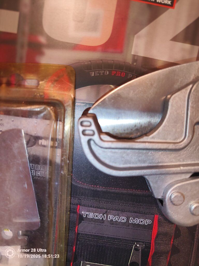 Ratcheting Pipe Cutter w/Extra Blade