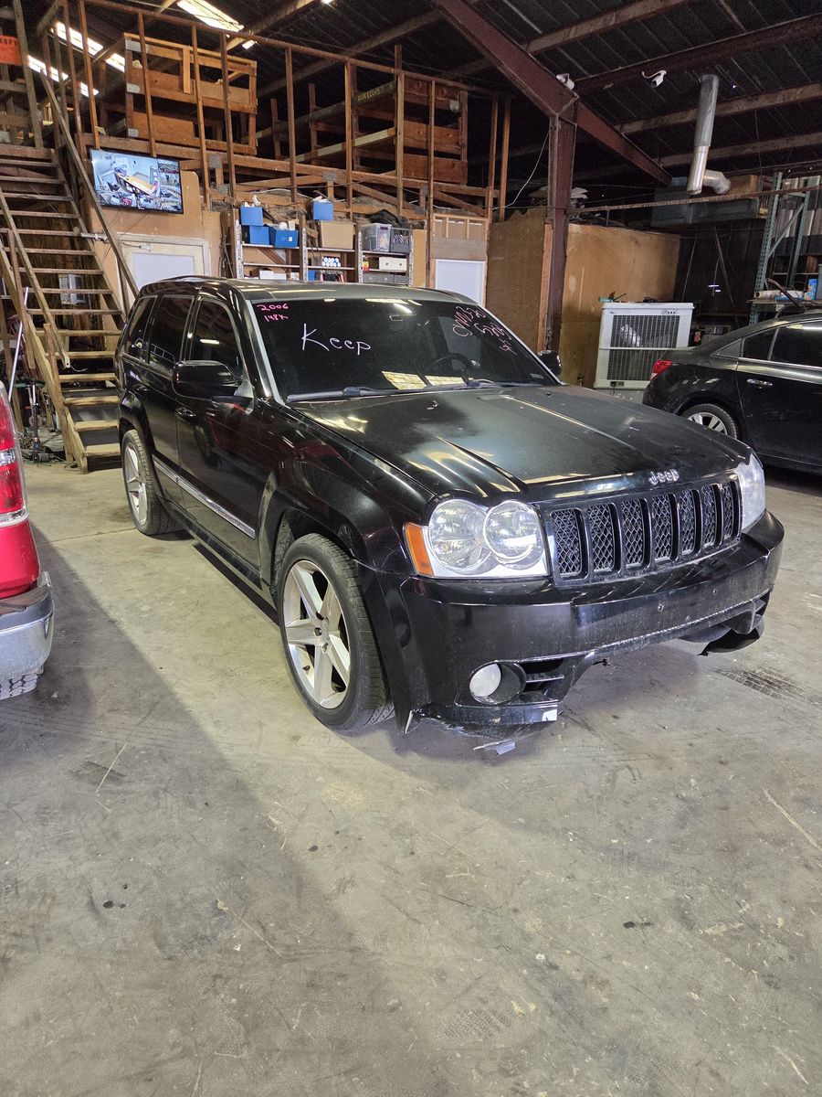 2006 srt8 jeep grand cherokee roller no motor NEEDS TOWED AWAY